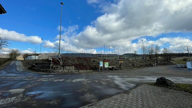 Von rechts kam der Landwirt, nach links wollte er: Weil an dieser Stelle am Samstagnachmittag zu viele Autos geparkt waren, ging's mit dem Traktor diagonal über den Nebenplatz des SV Friesenhausen in der Bildmitte. Von rechts kam der Landwirt, nach links wollte er: Weil an dieser Stelle am Samstagnachmittag zu viele Autos geparkt waren, ging's mit dem Traktor diagonal über den Nebenplatz des SV Friesenhausen in der Bildmitte. 
