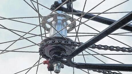 Nabe ab nach Asien: Der Fahrradkomponenten-Hersteller SRAM im Maintal verlagert seine Produktion nach Fernost, wie das Unternehmen am Dienstag ankündigte. Das wird 150 von 250 Arbeitsplätzen kosten. Die Entwicklung, Service und Marketing bleiben in Schweinfurt. Nabe ab nach Asien: Der Fahrradkomponenten-Hersteller SRAM im Maintal verlagert seine Produktion nach Fernost, wie das Unternehmen am Dienstag ankündigte. Das wird 150 von 250 Arbeitsplätzen kosten. Die Entwicklung, Service und Marketing bleiben in Schweinfurt.