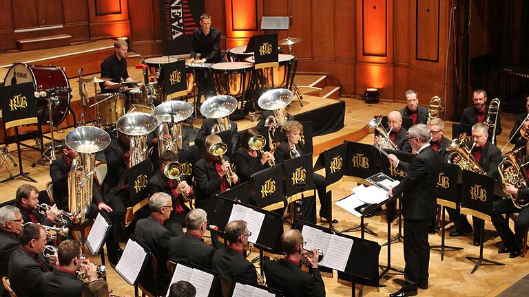 Spielen in der Brass Champions League: Die Rothwell Temperance Band aus Yorkshire in England. Werner Vogel - Spielen in der Brass Champions League: Die Rothwell Temperance Band aus Yorkshire in England. Werner Vogel Spielen in der Brass Champions League: Die Rothwell Temperance Band aus Yorkshire in England. Werner Vogel - Spielen in der Brass Champions League: Die Rothwell Temperance Band aus Yorkshire in England. Werner Vogel