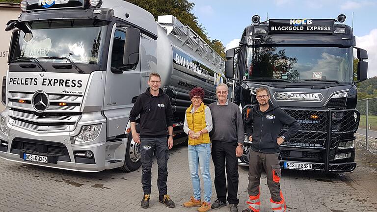 Die Energiewende lässt grüßen: Das Familienunternehmen Bau- und Brennstoffe Kolb in Oberelsbach beliefert ihre Kunden nicht mehr nur mit Heizöl, sondern auch mit Holzpellets. Regenerative Energieformen sind auf dem Vormarsch, wie Mutter Anita Kolb zusammen mit ihrem Ehemann Volkmar Fries (Mitte) und den Söhnen Marcel Kolb (rechts) und Christoph Kolb (links) bestätigen.