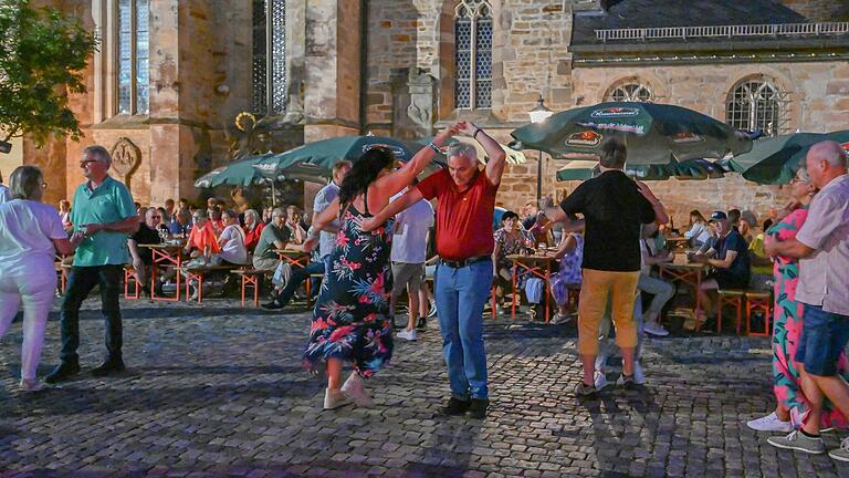 Gute Stimmung auf dem vollen Marktplatz: Freunde von Livemusik kamen auf ihre Kosten. Gute Stimmung auf dem vollen Marktplatz: Freunde von Livemusik kamen auf ihre Kosten.