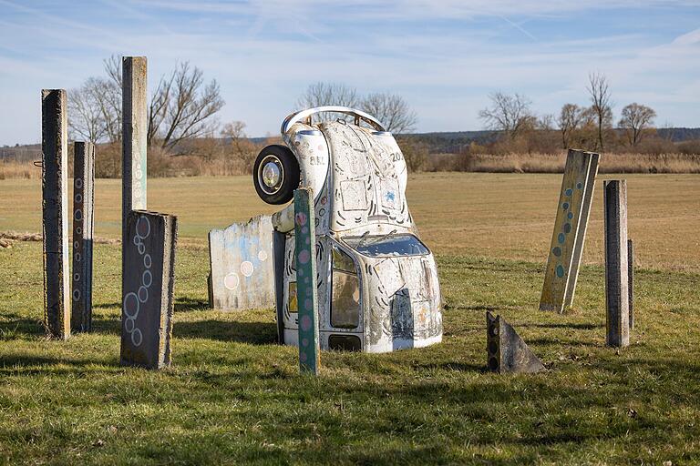 Hat mal nichts mit Störchen zu tun: Am Ortsrand von Uehlfeld läuft man an diesem Kunstwerk vorbei.