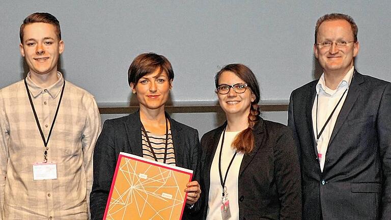 Feierliche Übergabe der Auszeichnung: (von links) Timo Wiesmann, Katja Herrmann, Andrea Mühl und Harald Wolfbauer. Feierliche Übergabe der Auszeichnung: (von links) Timo Wiesmann, Katja Herrmann, Andrea Mühl und Harald Wolfbauer.