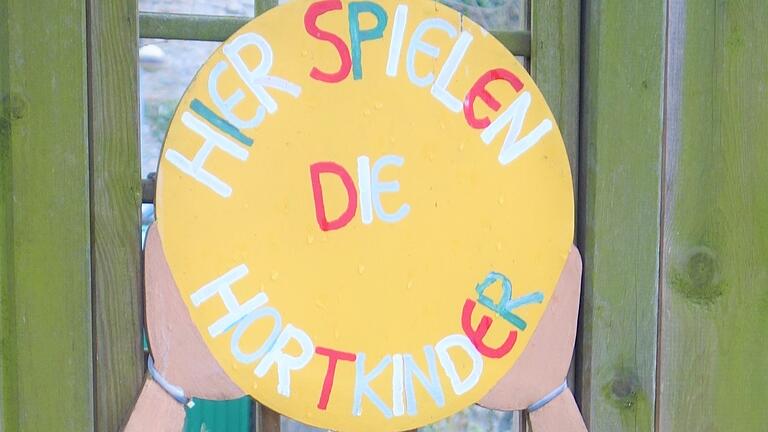 In Volkach ist eine Kontroverse um die Saatkrähen entbrannt: Die Vögel nisten in der Allee entlang des Stadtgrabens von der Alten Post bis zum Weinfestplatz. Doch wie stark betroffen ist davon der Spiel- und Sportplatz des Klosters und Hortes St. Maria? In Volkach ist eine Kontroverse um die Saatkrähen entbrannt: Die Vögel nisten in der Allee entlang des Stadtgrabens von der Alten Post bis zum Weinfestplatz. Doch wie stark betroffen ist davon der Spiel- und Sportplatz des Klosters und Hortes St. Maria?