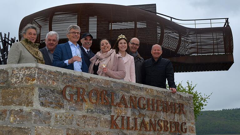 Auf die Auszeichnung des Großlangheimer Bocksbeutels zum terroir f-Punkt stoßen an (von links): Doris Paul (stellvertretende Landrätin), Karl Höchner (Bürgermeister Großlangheim), Herbert Pfriem (Weinbauverein Großlangheim), Artur Steinmann (Präsident Fränkischer Weinbauverband), Dorothea Glaser (Vorsitzende Weinbauverein Großlangheim), Carolin Meyer (Fränkische Weinkönigin), Jochen Lange (Regierungsvizepräsident Unterfranken) und Hermann Kolesch (Präsident Bayerische Landesanstalt für Wein- und Gartenbau). Auf die Auszeichnung des Großlangheimer Bocksbeutels zum terroir f-Punkt stoßen an (von links): Doris Paul (stellvertretende Landrätin), Karl Höchner (Bürgermeister Großlangheim), Herbert Pfriem (Weinbauverein Großlangheim), Artur Steinmann (Präsident Fränkischer Weinbauverband), Dorothea Glaser (Vorsitzende Weinbauverein Großlangheim), Carolin Meyer (Fränkische Weinkönigin), Jochen Lange (Regierungsvizepräsident Unterfranken) und Hermann Kolesch (Präsident Bayerische Landesanstalt für Wein- und Gartenbau).
