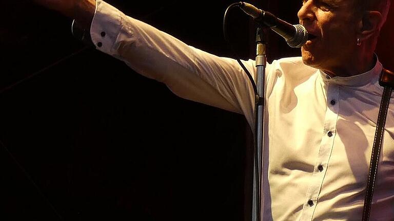 Immer wieder animierte der 70-jährige Francis Rossi die Zuschauer zum Mitmachen. Immer wieder animierte der 70-jährige Francis Rossi die Zuschauer zum Mitmachen.