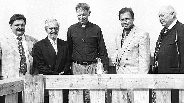 Sie durften vor 20 Jahren als Ehrengäste den damals nagelneuen Turm bis hoch zur Aussichtsplattform besteigen: (von links) der Landtagsabgeordnete und damalige Donnersdorfer Bürgermeister Gerhard Eck, Pfarrer Holger Bischof, Pfarrer Ludwig Böll, Landrat Harald Leitherer und Dieter Frank, damals Hauptvorsitzender des Steigerwaldklubs. Sie durften vor 20 Jahren als Ehrengäste den damals nagelneuen Turm bis hoch zur Aussichtsplattform besteigen: (von links) der Landtagsabgeordnete und damalige Donnersdorfer Bürgermeister Gerhard Eck, Pfarrer Holger Bischof, Pfarrer Ludwig Böll, Landrat Harald Leitherer und Dieter Frank, damals Hauptvorsitzender des Steigerwaldklubs.
