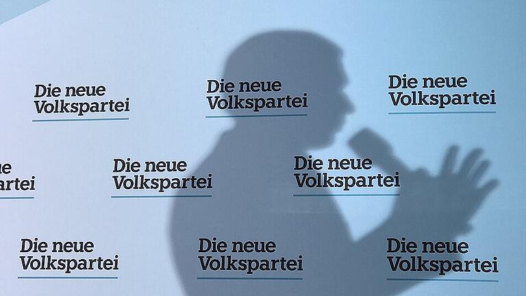 Die Silhouette von Sebastian Kurz während seines Wahlkampfauftritts in Baden bei Wien. Am Sonntag will der 33-Jährige wieder ins Rampenlicht treten. Nachdem seine Regierung infolge der Ibiza-Affäre geplatzt war, nimmt der jüngste Altkanzler der Welt einen neuen Anlauf. Und er hat beste Chancen.