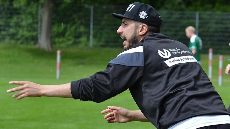 Kabil Jabiri in Aktion: Dieses Foto entstand im Mai 2017 beim Landesliga-Auswärtsspiel von Bayern Kitzingen beim FC 05 Schweinfurt II. Heute spielen beide Mannschaften nicht mehr in der Landesliga. Die Kitzinger Bayern zogen sich 2021 freiwillig aus der Kreisliga in die A-Klasse zurück, die Schweinfurter meldeten ihre Reserve bereits 2018 vom Spielbetrieb ab.