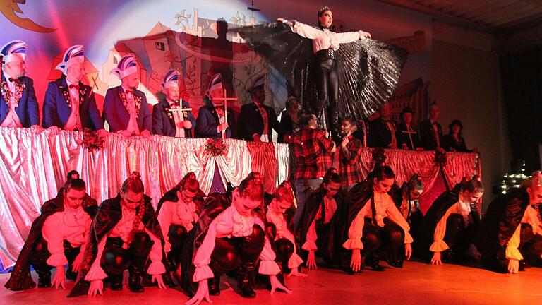 Schaurig und schön: Die eindrucksvollste Show kam zum Schluss. Der Showtanz der großen Garde war mit Finsternis gespickt, die die tänzerische Performance ins richtige Licht setzte. Schaurig und schön: Die eindrucksvollste Show kam zum Schluss. Der Showtanz der großen Garde war mit Finsternis gespickt, die die tänzerische Performance ins richtige Licht setzte.