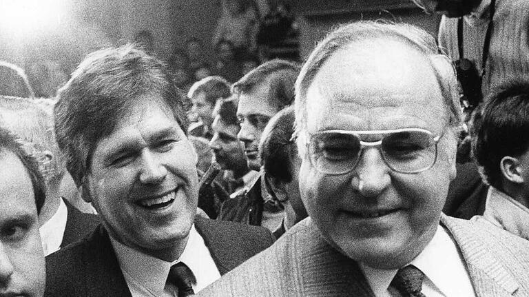Michael Glos und Helmut Kohl 1987 bei einer Wahlkampf-Veranstaltung in Schweinfurt. Michael Glos und Helmut Kohl 1987 bei einer Wahlkampf-Veranstaltung in Schweinfurt.