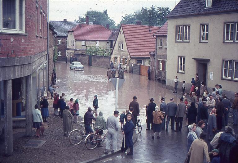 Hochwasser in Gerolzhofen in den sechziger Jahren: Die Volkach hat die Bleichstraße geflutet. Die Gewölbekeller der alten Häuser sind vollgelaufen, was damals aber zumeist kein Drama war, weil diese Räume kaum genutzt wurden. Hochwasser in Gerolzhofen in den sechziger Jahren: Die Volkach hat die Bleichstraße geflutet. Die Gewölbekeller der alten Häuser sind vollgelaufen, was damals aber zumeist kein Drama war, weil diese Räume kaum genutzt wurden.