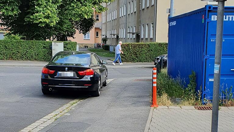Zwei Reifen des schwarzen Fahrzeugs stehen auf dem Gehweg: Für dieses Vergehen an der Ecke Rudolfstraße/Theresienstraße in Schweinfurt wurden 55 Euro fällig. Zwei Reifen des schwarzen Fahrzeugs stehen auf dem Gehweg: Für dieses Vergehen an der Ecke Rudolfstraße/Theresienstraße in Schweinfurt wurden 55 Euro fällig.
