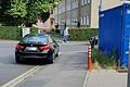 Zwei Reifen des schwarzen Fahrzeugs stehen auf dem Gehweg: Für dieses Vergehen an der Ecke Rudolfstraße/Theresienstraße in Schweinfurt wurden 55 Euro fällig.