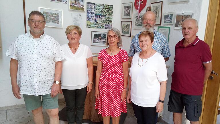 Auf dem Foto der neue Vorstand mit Erwin Fick (1. Vorstand), Maria Vorndran (Beisitzer), Regina Behrendt (Schriftführerin), Rudolf Wappes (Beisitzer), Margarete Zirngibl (Vertreterin der Frauen), Bernhard Borzyk (Kassier), Anna Scholz fehlt (Vertreterin der Jugend, 2. Vorsitzende), Gisela Kleinhenz fehlt (Beisitzer). Auf dem Foto der neue Vorstand mit Erwin Fick (1. Vorstand), Maria Vorndran (Beisitzer), Regina Behrendt (Schriftführerin), Rudolf Wappes (Beisitzer), Margarete Zirngibl (Vertreterin der Frauen), Bernhard Borzyk (Kassier), Anna Scholz fehlt (Vertreterin der Jugend, 2. Vorsitzende), Gisela Kleinhenz fehlt (Beisitzer).
