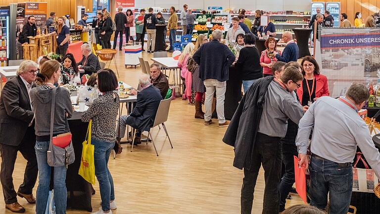 Großes Interesse an den Infoständen beim zweiten Dorfladentag 2024 in der Günter-Burger-Halle in Strahlungen. Großes Interesse an den Infoständen beim zweiten Dorfladentag 2024 in der Günter-Burger-Halle in Strahlungen.