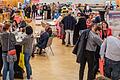 Großes Interesse an den Infoständen beim zweiten Dorfladentag 2024 in der Günter-Burger-Halle in Strahlungen.
