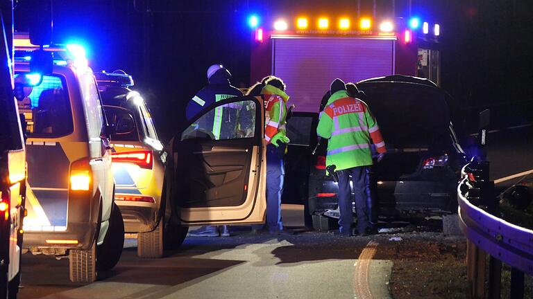 Mit dem Auto in der Leitplanke endete die Flucht des 16-Jährigen – doch sie ging zu Fuß weiter. Mit dem Auto in der Leitplanke endete die Flucht des 16-Jährigen – doch sie ging zu Fuß weiter.