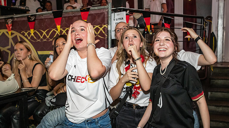 Zahlreiche Fußballfans schauen am Freitag 05.06.24 das Viertelfinale im Zauberberg in Würzburg. Schock in der 119. Minute. Deutschland scheitert im Viertelfinale an Spanien und verliert mit 1:2.