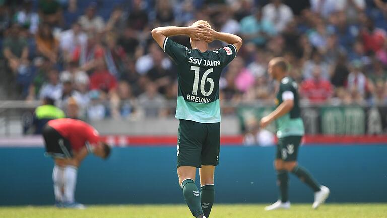 Hannover 96 - SSV Jahn Regensburg       -  Zum Kopfschütteln: Regensburgs Louis Breunig.