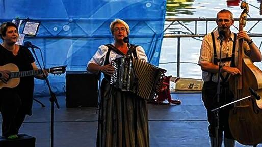 Volksmusikfamilie: Einen schönen Kontrapunkt setzten De 3 Andern mit Gitarre, Quetschn, Kontrabass und Gesang. Volksmusikfamilie: Einen schönen Kontrapunkt setzten De 3 Andern mit Gitarre, Quetschn, Kontrabass und Gesang.