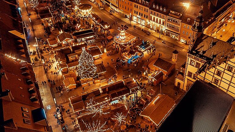 Der Schweinfurter Weihnachtsmarkt auf dem Marktplatz aus ganz besonderer Perspektive. Der Schweinfurter Weihnachtsmarkt auf dem Marktplatz aus ganz besonderer Perspektive.