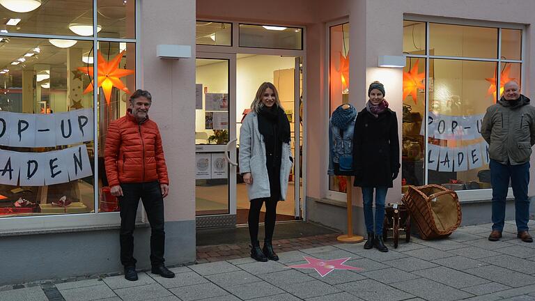 Freuen sich auf zahlreiche Kunden in den Pop-Up-Läden an den Adventswochenenden (von links): Dritter Bürgermeister Karl Breitenbücher, Anna-Lena Weber (Tourismus und Stadtmarketing), Michaela Kraus (Kulturagentur) und der Geschäftsführer der Tourismus und Stadtmarketing GmbH, Michael Feiler. Freuen sich auf zahlreiche Kunden in den Pop-Up-Läden an den Adventswochenenden (von links): Dritter Bürgermeister Karl Breitenbücher, Anna-Lena Weber (Tourismus und Stadtmarketing), Michaela Kraus (Kulturagentur) und der Geschäftsführer der Tourismus und Stadtmarketing GmbH, Michael Feiler.