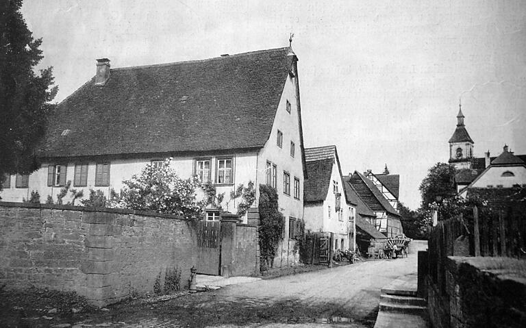 Das alte Posthaltereigebäude und die anschließende Schmiede im Jahr 1927. Das alte Posthaltereigebäude und die anschließende Schmiede im Jahr 1927.