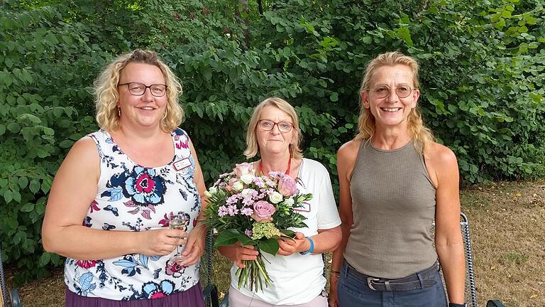 Einrichtungsleiterin Melanie Schröder (links) dankte Lotte Weimer (Mitte) für 26 Jahre im Dienst der Caritas-Altenhilfeeinrichtung St. Martin in Hofheim. Anke Schäflein, Geschäftsführerin des Caritasverbandes für den Landkreis Haßberge e.V., betonte bei der Verabschiedung die herausragende Bedeutung der Pflegefachkraft. Einrichtungsleiterin Melanie Schröder (links) dankte Lotte Weimer (Mitte) für 26 Jahre im Dienst der Caritas-Altenhilfeeinrichtung St. Martin in Hofheim. Anke Schäflein, Geschäftsführerin des Caritasverbandes für den Landkreis Haßberge e.V., betonte bei der Verabschiedung die herausragende Bedeutung der Pflegefachkraft.