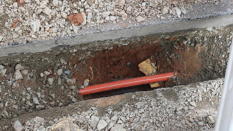 An einem Kontrollschacht liegt in Rodenbach ein Glasfaserkabel im Boden. Derzeit gibt es an etlichen Stellen im Stadtgebiet solche Kontrollstellen, um die Qualität der Bauausführung zu kontrollieren und nach Überschneidungen mit vorhandenen Leitungen zu suchen. An einem Kontrollschacht liegt in Rodenbach ein Glasfaserkabel im Boden. Derzeit gibt es an etlichen Stellen im Stadtgebiet solche Kontrollstellen, um die Qualität der Bauausführung zu kontrollieren und nach Überschneidungen mit vorhandenen Leitungen zu suchen.