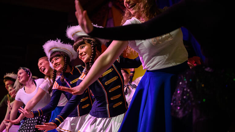 Gala-Prunksitzung der Faschingsgesellschaft Versbac       -  Zahlreiche Narren kommen am Samstag (28.01.23) zur großen Gala-Prunksitzung der Faschingsgesellschaft Versbach in der Pleichachtalhalle in Versbach zusammen.