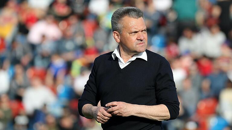 Immer noch ein Blick ins Ungewisse: Manfred Schwabl. Der Präsident der SpVgg Unterhaching will die Relegations-Zusage erst im Umfeld des am Freitag anstehenden Schweinfurt-Spiels geben. Immer noch ein Blick ins Ungewisse: Manfred Schwabl. Der Präsident der SpVgg Unterhaching will die Relegations-Zusage erst im Umfeld des am Freitag anstehenden Schweinfurt-Spiels geben.