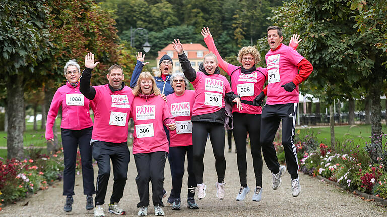 Rund 1200 Menschen nehmen am Donnerstag (03.10.24) beim PINK-Lauf in Bad Brückenau teil. Mit dem PINK-Lauf möchten die Veranstalter auf die Wichtigkeit von Vorsorge und Früherkennung bei Brustkrebserkrankungen aufmerksam machen. Die Strecke ist 7,77 Kilometer lang und zum Gehen, Walken oder Laufen gedacht, wobei der Spaß bei der Veranstaltung im Vordergrund steht.