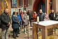 Manfred Goldkuhle (am Altar) führte durch die Stadtpfarrkirche St. Andreas. Im Altar liegen in einer kleinen Holzkiste 24 Reliquien von Heiligen, darunter vom Namensgeber, dem Apostel Andreas. Der aus grünem Sandstein gefertigte Christus Salvator (hinten links) ist eine der ältesten Figuren im Bistum Würzburg. Die Fenstermalereien von 1879 fertigte die Kunstglasmanufaktur Franz Xaver Zettler in München.