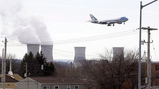 Atomwaffentests, nukleare Angriffe und Störfälle in Kernkraftwerken -  das Spiel mit der zerstörerischen Energie lässt Menschen sterben, krank werden, ihre Heimat verlieren, es kann ganze Landstriche dem Erdboden gleichmachen, Boden, Luft und Wasser auf unbestimmte Zeit vergiften. Seit der Zündung der ersten Atombombe 1945 hat die Menschheit viele Spielwiesen versenkt und als Atomwüsten hinterlassen (mit Material von dpa, ohne Anspruch auf Vollständigkeit).
