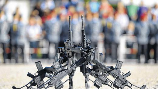 Gewehre vom Typ G36 von Heckler & Koch: Das Bundeskabinett hat über den Rüstungsexportbericht 2013 beraten. Gewehre vom Typ G36 von Heckler & Koch: Das Bundeskabinett hat über den Rüstungsexportbericht 2013 beraten.