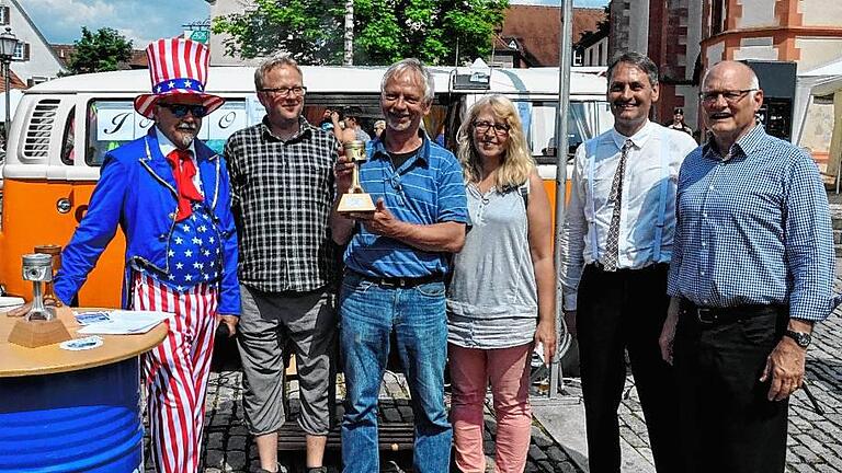 Für die weiteste Anreise aus Wuppertal wurden Andreas Metterhausen (Dritter von links) und seine Frau mit dem goldenen Kolben geehrt. Auf dem Bild: Manfred Hauck, Marinus Leicht, Ehepaar Metterhausen, Initiator Martin Hofmann, Wolfgang Borst (von links). Für die weiteste Anreise aus Wuppertal wurden Andreas Metterhausen (Dritter von links) und seine Frau mit dem goldenen Kolben geehrt. Auf dem Bild: Manfred Hauck, Marinus Leicht, Ehepaar Metterhausen, Initiator Martin Hofmann, Wolfgang Borst (von links).