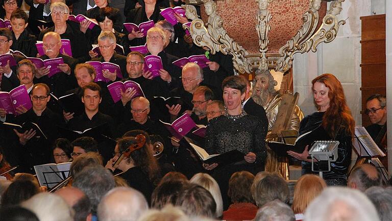 Ein großes Orchester- und Chorkonzert zum Reformationsjubiläum erlebten die Besucher in der Marienkirche: 70 Musiker und Sänger, die Kantorei Haßberge und das Symphonische Orchester Würzburg konzertierten unter der Leitung von Dekanatskantor Matthias Göttemann. Ein großes Orchester- und Chorkonzert zum Reformationsjubiläum erlebten die Besucher in der Marienkirche: 70 Musiker und Sänger, die Kantorei Haßberge und das Symphonische Orchester Würzburg konzertierten unter der Leitung von Dekanatskantor Matthias Göttemann.