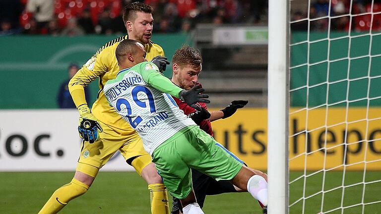 Fussball - DFB Pokal - Achtelfinale - 1. FC Nuernberg - VfL Wolfsburg - Da benötigte Max Grün zum einzigen Mal Hilfe: Sein Wolfsburger Kollege Marcel Tisserand (vorne) verhinderte den Führungstreffer durch Nürnbergs Hanno Behrens. Fussball - DFB Pokal - Achtelfinale - 1. FC Nuernberg - VfL Wolfsburg - Da benötigte Max Grün zum einzigen Mal Hilfe: Sein Wolfsburger Kollege Marcel Tisserand (vorne) verhinderte den Führungstreffer durch Nürnbergs Hanno Behrens.
