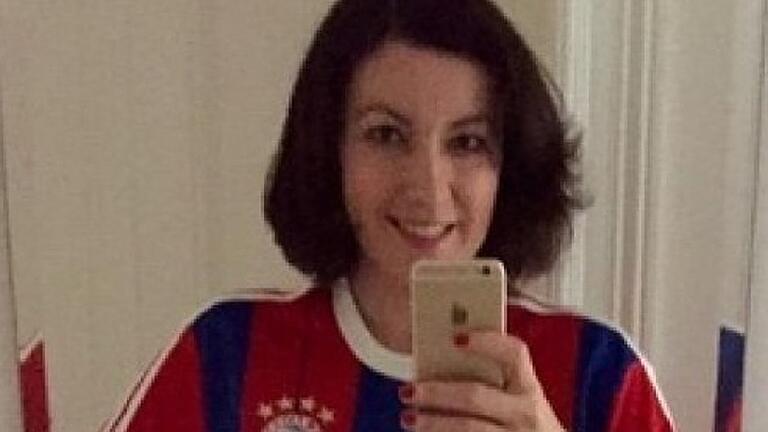 Dorothee-Baer - Dorothee Bär in mehr oder weniger offiziellem Outfit: im Trikot des FC Bayern München. Dorothee-Baer - Dorothee Bär in mehr oder weniger offiziellem Outfit: im Trikot des FC Bayern München.