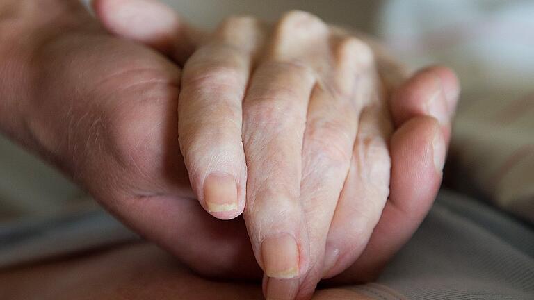 Hände       -  Für viele Menschen ist die Vorstellung, sich nach einem Unfall oder einer schweren Krankheit nicht mehr selbst äußern zu können, erschreckend. Eine Patientenverfügung sorgt für solche Fälle vor.