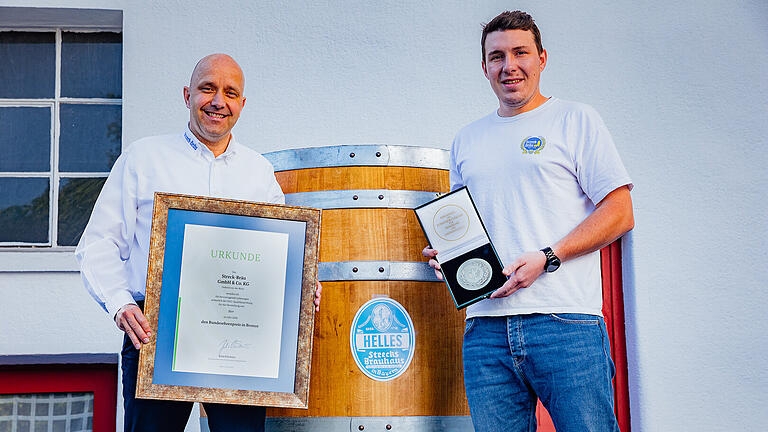 Bundesehren für Strecks Brauhaus: Axel Kochinki (links), Geschäftsführer von Strecks Brauhaus, und Braumeister Benjamin Betz (rechts) freuen sich über den Bundesehrenpreis 2020. Der Ostheimer Traditionsbetrieb gehört damit zu den Top 12 der deutschen Brauereien.