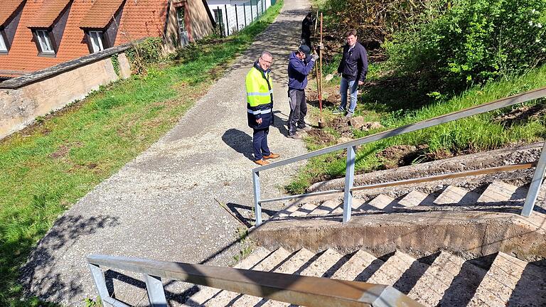 Über die bislang durchgeführten und noch anstehenden Arbeiten der Sanierung des Fußweges zwischen Herrnstraße und Bahngelände zur Günterslebener Straße ließ sich Bürgermeister Jürgen Götz (links) durch seinem im Tiefbaureferat tätigen staatlich geprüften Techniker Marco Sauer (rechts) informieren.