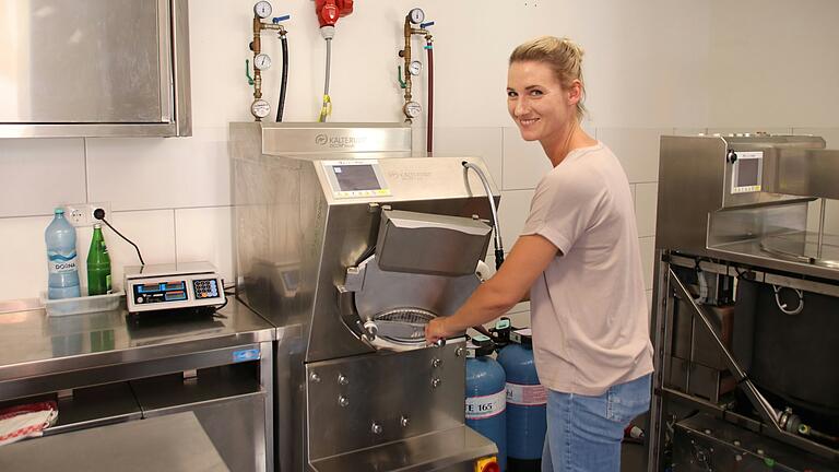 Die Eismaschine kann pro Ladung neun Liter Eis produzieren.