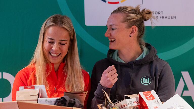 Giulia Gwinn (l) und Alexandra Popp       -  Hoffen beide auf den Titel: Giulia Gwinn (l) und Alexandra Popp.