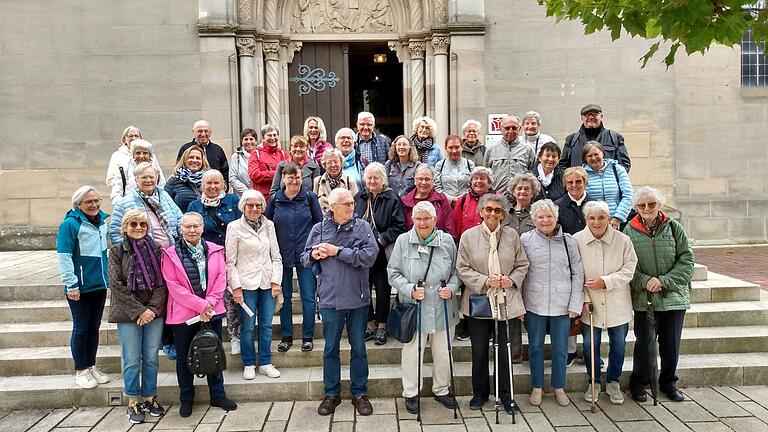 Gruppenbild vor dem Münster in Heilsbronn.