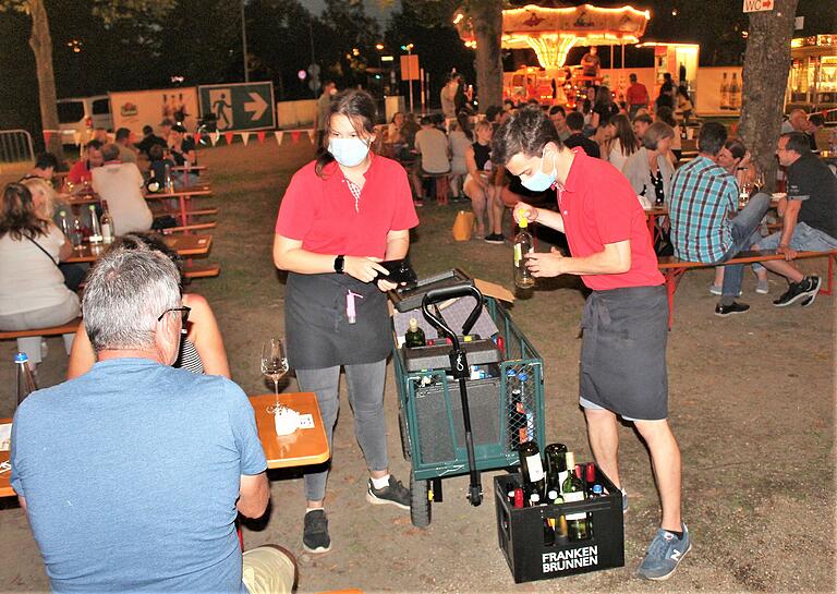 Die Bedienungen hatten gut zu tun beim Volkacher Weingarten.