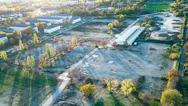 Das ehemalige Ledward Kasernengelände, auf dem die Landesgartenschau 2026 geplant war. Nun soll dort ein abgespeckter Bürgerpark entstehen und die in der Mitte zu sehende Panzerhalle 237 saniert werden.