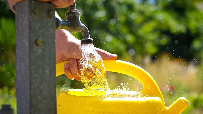 Noch können die Haßberglerinnen und Haßbergler auch Trinkwasser zur Gartenbewässerung nutzen. Künftig könnte sich das aber in einigen Kommunen ändern.