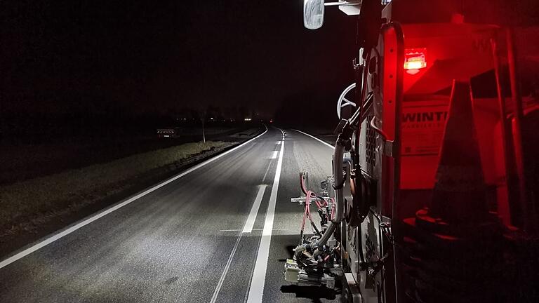 Bis in die Abendstunden gingen die Arbeiten zur Erneuerung der Staatsstraße 2272 zwischen Kitzingen und Großlangheim.